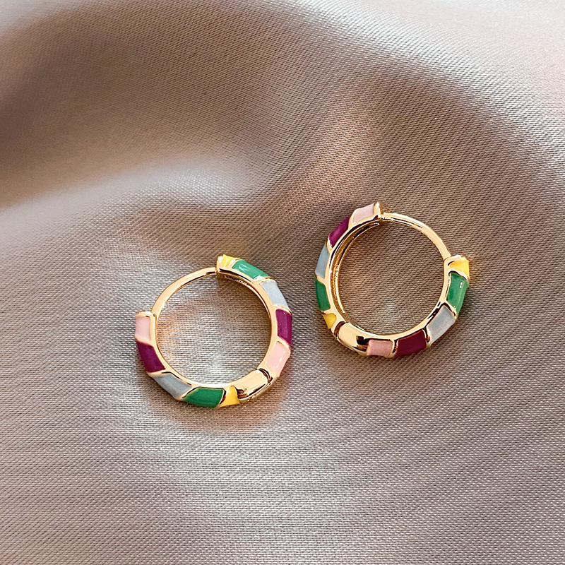 Elegant earrings with golden enamel