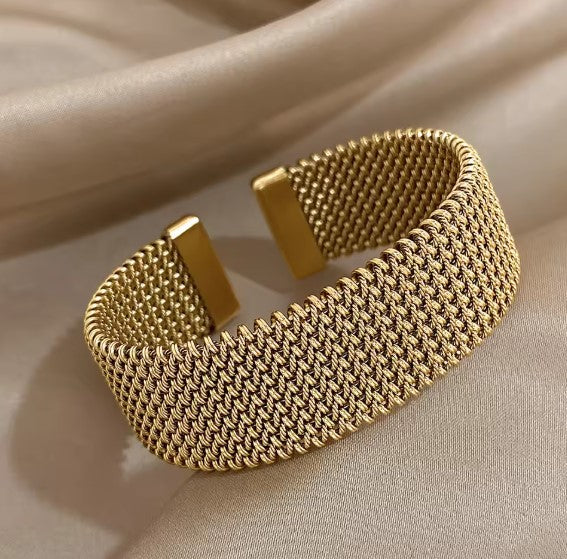 Elegant bracelet made of braided mesh with open design